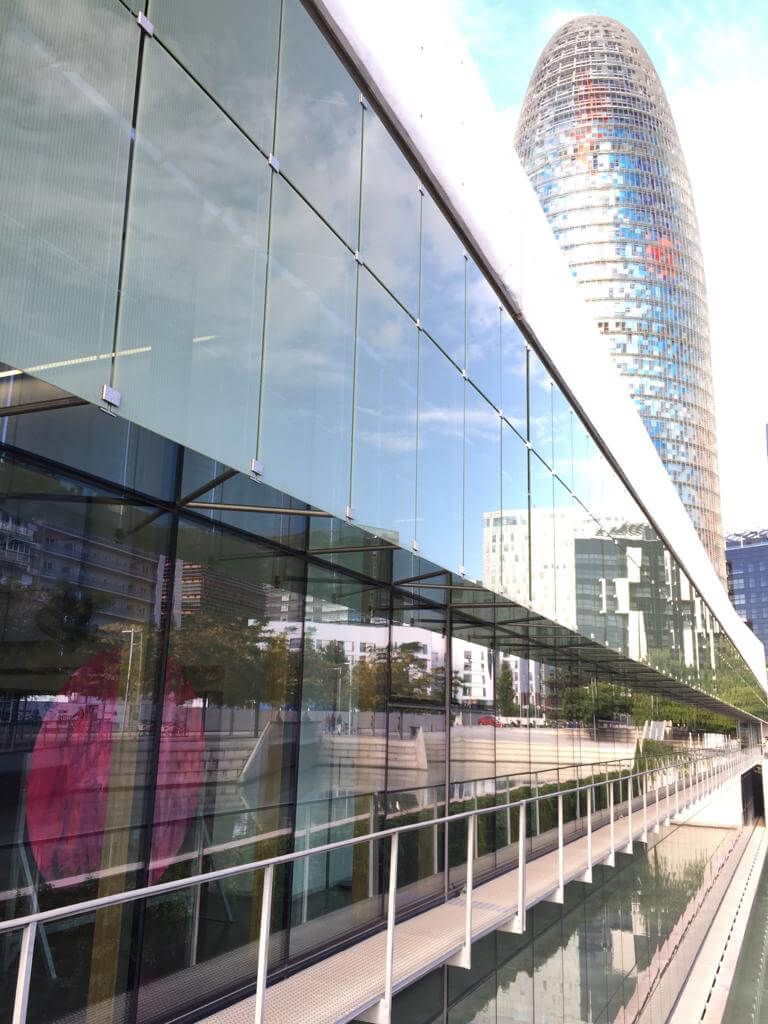 Vista de la Torre Agbar desde la exposición From Bubble en elHub