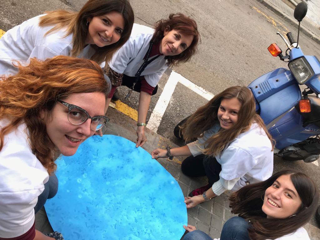 Trabajadoras de la Fundació Uszheiemer con una Bubble